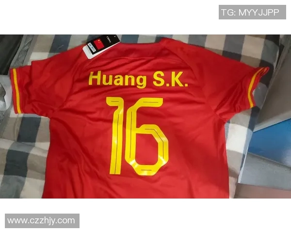 足球明星赛后更衣室球衣照片展示与背后故事揭秘